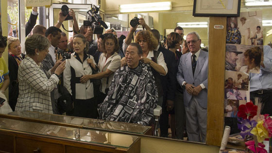 كي مون يقص شعره في كوبا وسط تجمهر كثيف صورة رقم 1 كي مون يقص شعره في كوبا وسط تجمهر كثيف صورة رقم 1