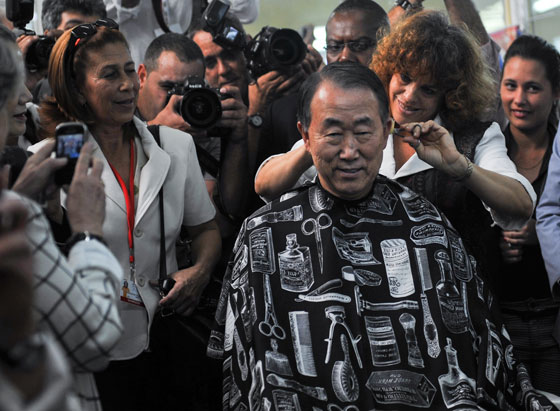 كي مون يقص شعره في كوبا وسط تجمهر كثيف صورة رقم 2 كي مون يقص شعره في كوبا وسط تجمهر كثيف صورة رقم 2