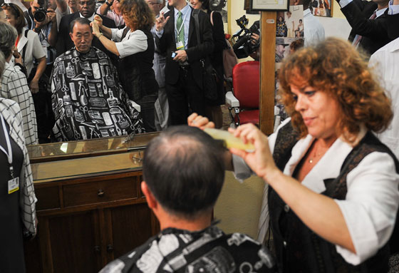 كي مون يقص شعره في كوبا وسط تجمهر كثيف صورة رقم 3 كي مون يقص شعره في كوبا وسط تجمهر كثيف صورة رقم 3