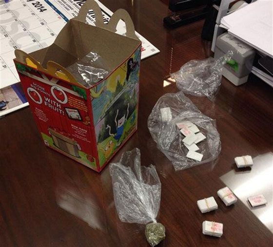 عامل في ماكدونالدز باع الهيرويين في وجبات هابي ميل! صورة رقم 1