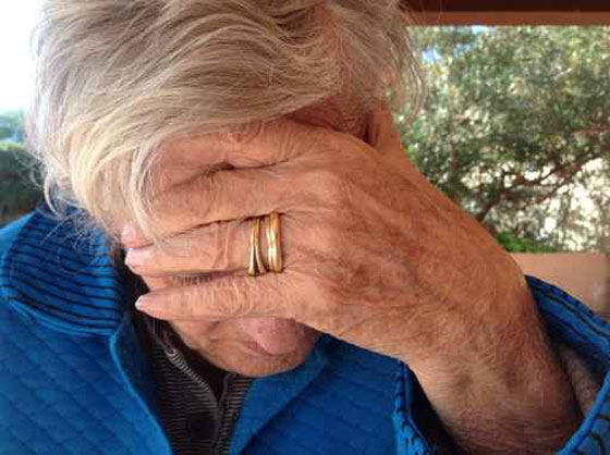  سبعينية بريطانية تتسلى في السرقة من اجل 