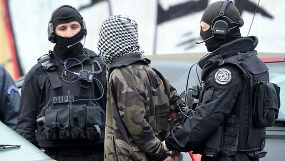 عائلة فرنسية تشتبه بان ابنتها المراهقة توجهت للجهاد بسوريا! صورة رقم 3