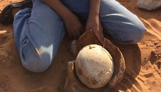 بيضة مغلفة بحجر تثير حيرة عائلة سعودية صورة رقم 1