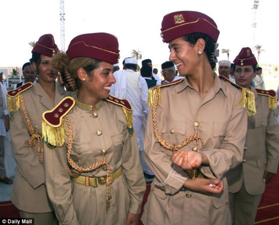 طبيب: القذافي كان يحاضر في الجامعات لاختيار الفتيات للاغتصاب صورة رقم 2