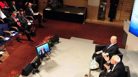 وجها لوجه.. صورة لوزير اسرائيلي يصغي لوزير ايراني في مؤتمر صورة رقم 1