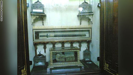  اين نقل سيف النبي محمد ومكحلته وثوبه وشعره من مسجد الحسين؟ صورة رقم 2