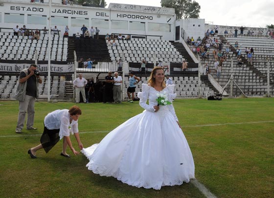 صور عروس تتزوج على ارضية ملعب قبل مباراة البطولة صورة رقم 1