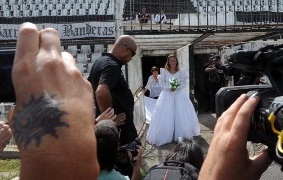 صور عروس تتزوج على ارضية ملعب قبل مباراة البطولة صورة رقم 2