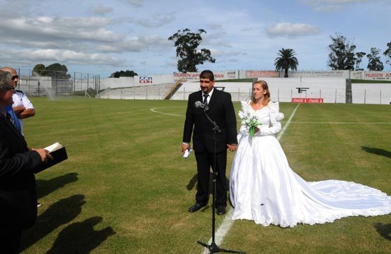 صور عروس تتزوج على ارضية ملعب قبل مباراة البطولة صورة رقم 3