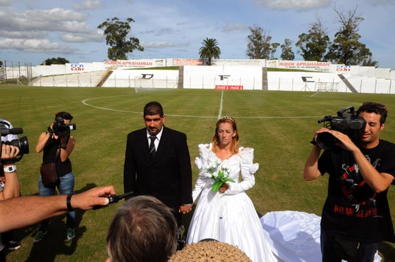 صور عروس تتزوج على ارضية ملعب قبل مباراة البطولة صورة رقم 4