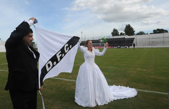 صور عروس تتزوج على ارضية ملعب قبل مباراة البطولة صورة رقم 5