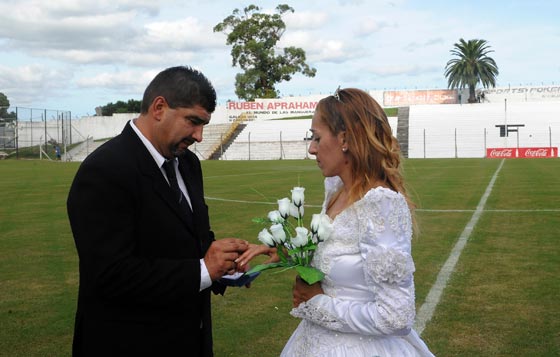 صور عروس تتزوج على ارضية ملعب قبل مباراة البطولة صورة رقم 6