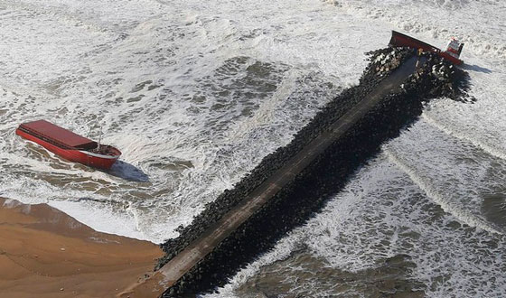  بالصور.. حادث اصطدام يؤدي لانشطار سفينة شحن اسبانية قبالة فرنسا صورة رقم 2