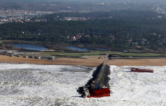  بالصور.. حادث اصطدام يؤدي لانشطار سفينة شحن اسبانية قبالة فرنسا صورة رقم 7