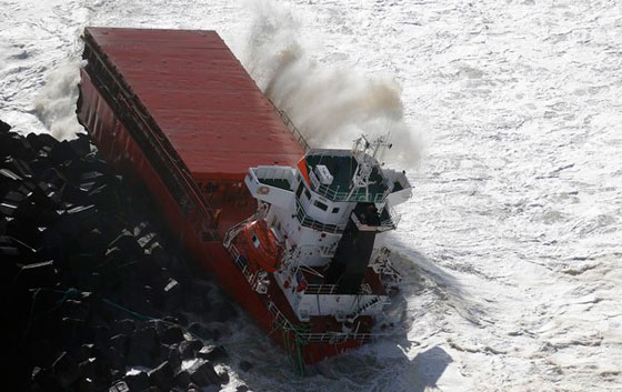  بالصور.. حادث اصطدام يؤدي لانشطار سفينة شحن اسبانية قبالة فرنسا صورة رقم 11
