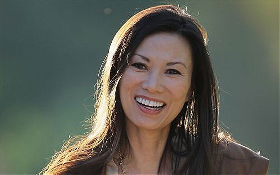 زوجة ميردوخ تتغزل ببلير وتنجذب لمؤخرته وساقيه! صورة رقم 3