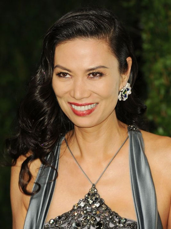 زوجة ميردوخ تتغزل ببلير وتنجذب لمؤخرته وساقيه! صورة رقم 5