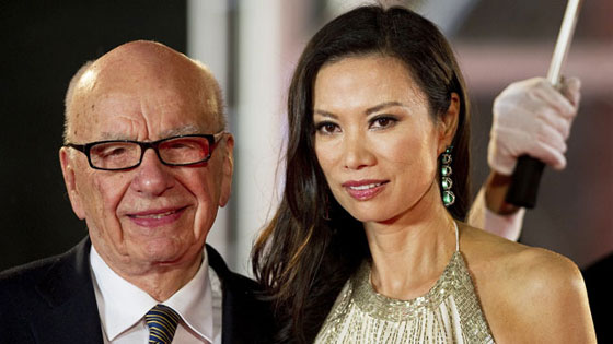 زوجة ميردوخ تتغزل ببلير وتنجذب لمؤخرته وساقيه! صورة رقم 7