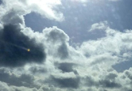 شاهد.. جسم غريب مضئ في سماء بريطانيا صورة رقم 1