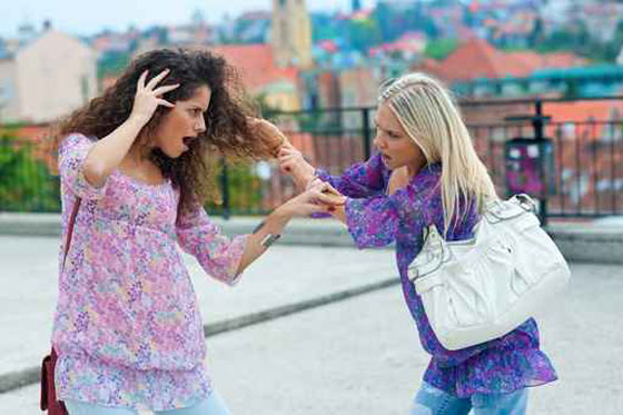 من قال انهن نوع لطيف؟ كويتية تنهال بالضرب واللكمات على 