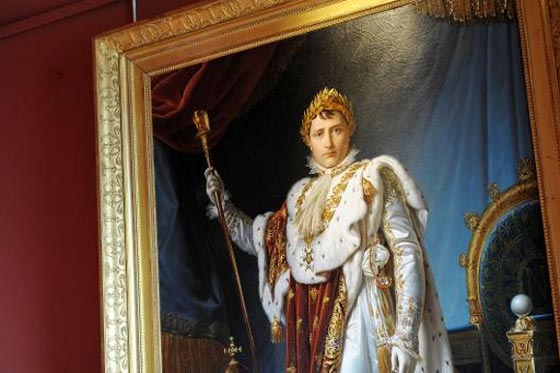 موظف في متحف نابليون جلس على كرسيه وتسبب باضرار له صورة رقم 2 موظف في متحف نابليون جلس على كرسيه وتسبب باضرار له صورة رقم 2