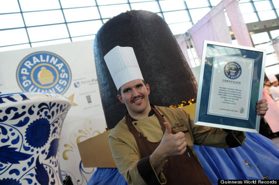 ارقام حب قياسية في فالنتاين:اطول قبلة واكبر شوكولاطة وزفاف تحت الماء صورة رقم 3 ارقام حب قياسية في فالنتاين:اطول قبلة واكبر شوكولاطة وزفاف تحت الماء صورة رقم 3