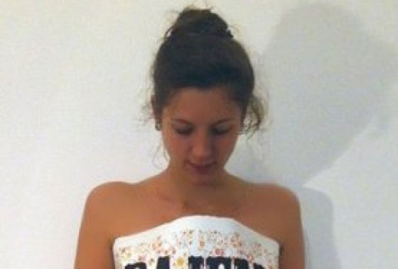 بالصور.. فتاة تقدم استقالتها لمديرها بلافتة على جسدها العاري صورة رقم 1