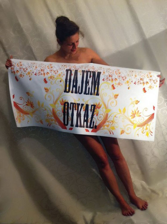 بالصور.. فتاة تقدم استقالتها لمديرها بلافتة على جسدها العاري صورة رقم 2