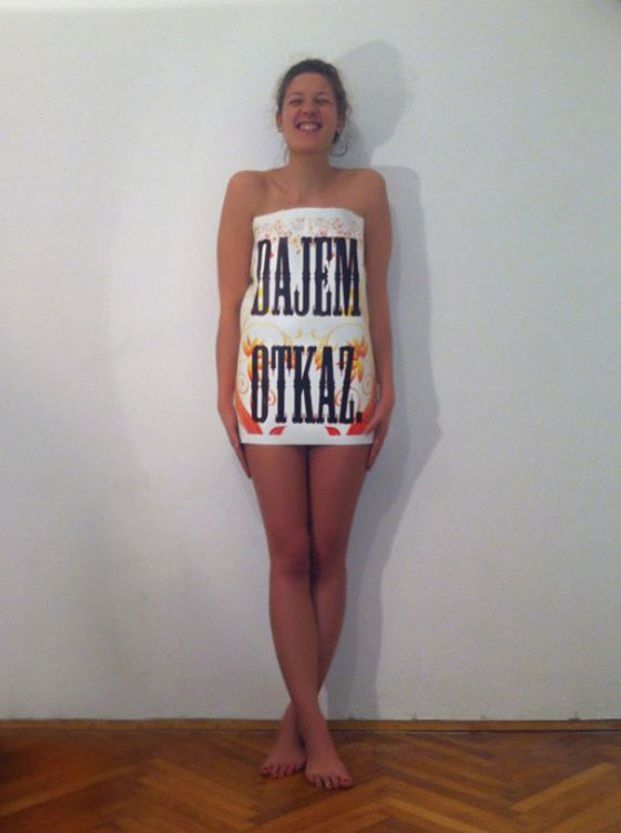 بالصور.. فتاة تقدم استقالتها لمديرها بلافتة على جسدها العاري صورة رقم 3