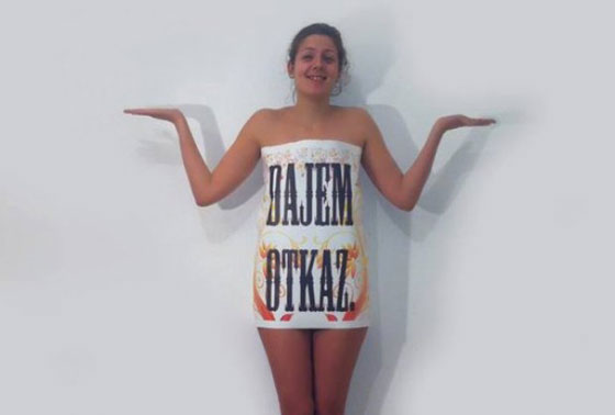 بالصور.. فتاة تقدم استقالتها لمديرها بلافتة على جسدها العاري صورة رقم 5