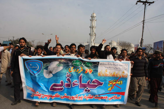 باكستان: 4 اصابات وتبادل اطلاق نار بسبب عيد الحب صورة رقم 2