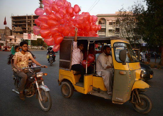 باكستان: 4 اصابات وتبادل اطلاق نار بسبب عيد الحب صورة رقم 8