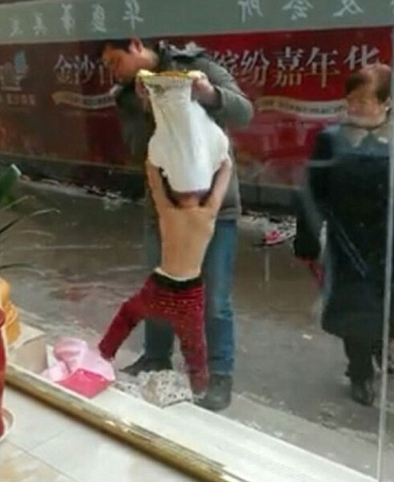 صيني يسحل طفلته في الشارع بعد ان جردها من ملابسها! صورة رقم 2