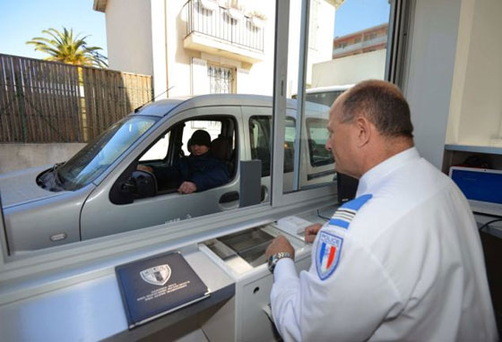 الشرطة الفرنسية تستقبل الشكاوى على طريقة الوجبات السريعة! صورة رقم 2