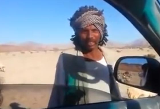 فيديو راعي الغنم الامين يحصل على وسام و300 الف ريال مكافأة لأمانته صورة رقم 3