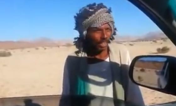 فيديو راعي الغنم الامين يحصل على وسام و300 الف ريال مكافأة لأمانته صورة رقم 2