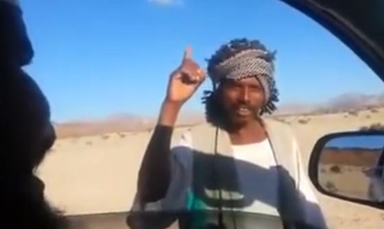 فيديو راعي الغنم الامين يحصل على وسام و300 الف ريال مكافأة لأمانته صورة رقم 1