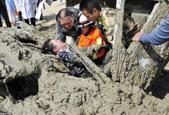 بالصور.. خلاط باطون يصب الاسمنت على سيدة وتنجو باعجوبة صورة رقم 1