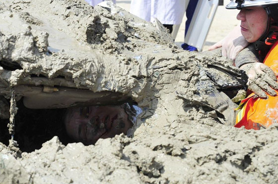 بالصور.. خلاط باطون يصب الاسمنت على سيدة وتنجو باعجوبة صورة رقم 2