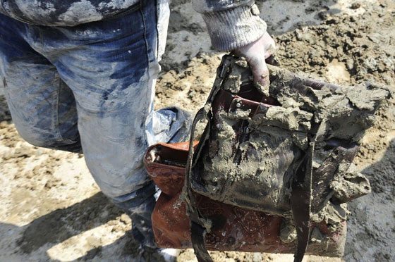 بالصور.. خلاط باطون يصب الاسمنت على سيدة وتنجو باعجوبة صورة رقم 6