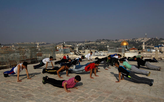 بالصور.. طيور بشرية فلسطينية في فضاء القدس صورة رقم 1