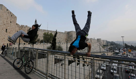 بالصور.. طيور بشرية فلسطينية في فضاء القدس صورة رقم 2