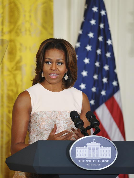 السيدة الاولى في العالم.. تلعب دورا كوميديا صورة رقم 2