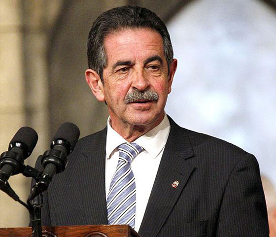 فضيحة.. سياسي يحدق في صور عاريات خلال جلسة برلمانية صورة رقم 2