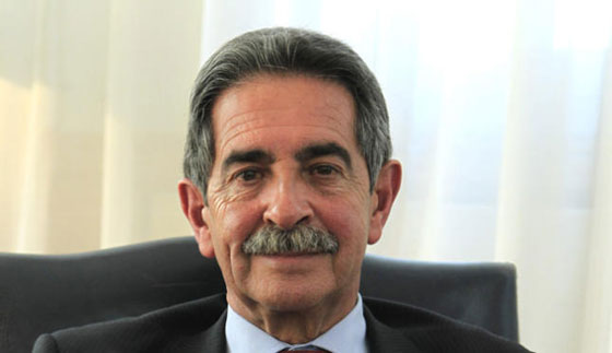 فضيحة.. سياسي يحدق في صور عاريات خلال جلسة برلمانية صورة رقم 3