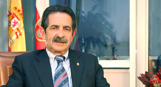 فضيحة.. سياسي يحدق في صور عاريات خلال جلسة برلمانية صورة رقم 4