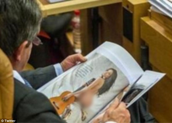 فضيحة.. سياسي يحدق في صور عاريات خلال جلسة برلمانية صورة رقم 1