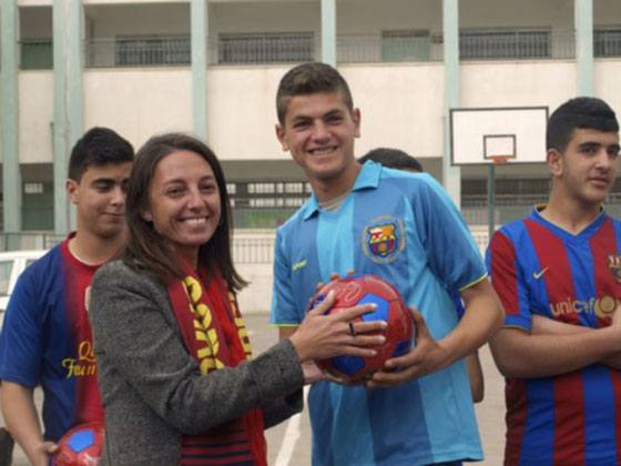 برشلونة يهدي اطفال فلسطين 10 كرات بعد اضاعوا واحدة خلف جدار العزل العنصري صورة رقم 1