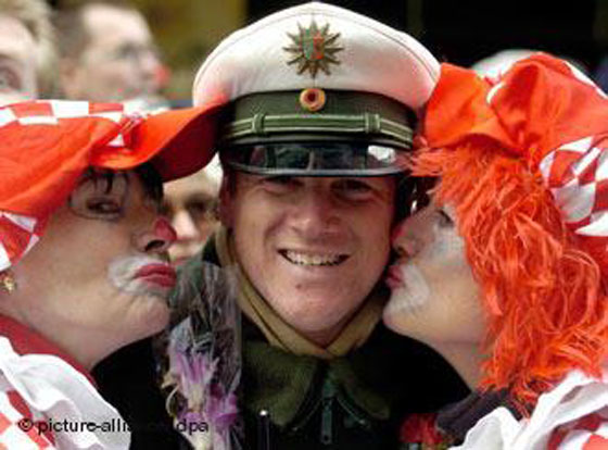 كرنفال الراين.. يبدأ بالتنكر وينتهي في ليلة ليلاء ابطالها النساء صورة رقم 1