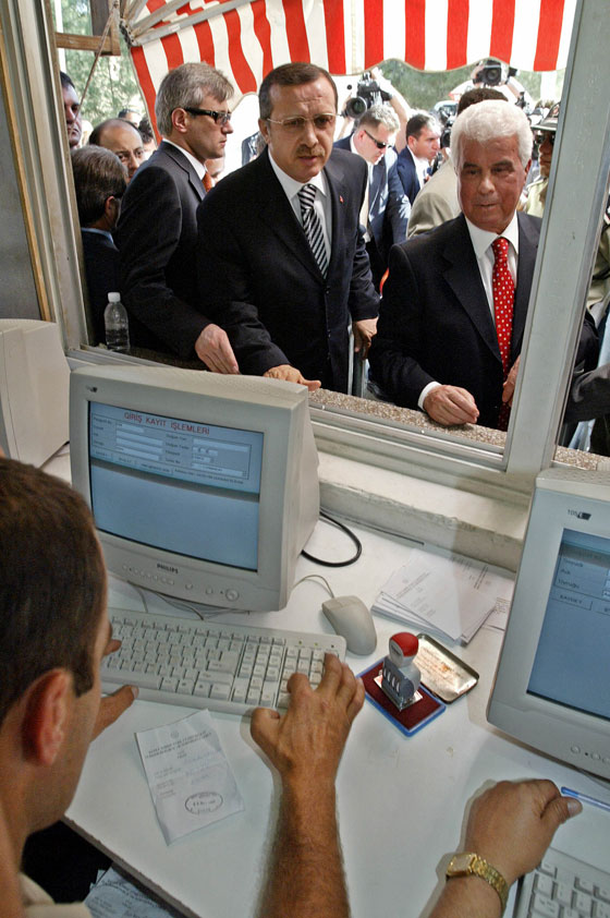 بسبب فضائحه.. اردوغان يعتزم حظر يوتيوب وفيسبوك! صورة رقم 2